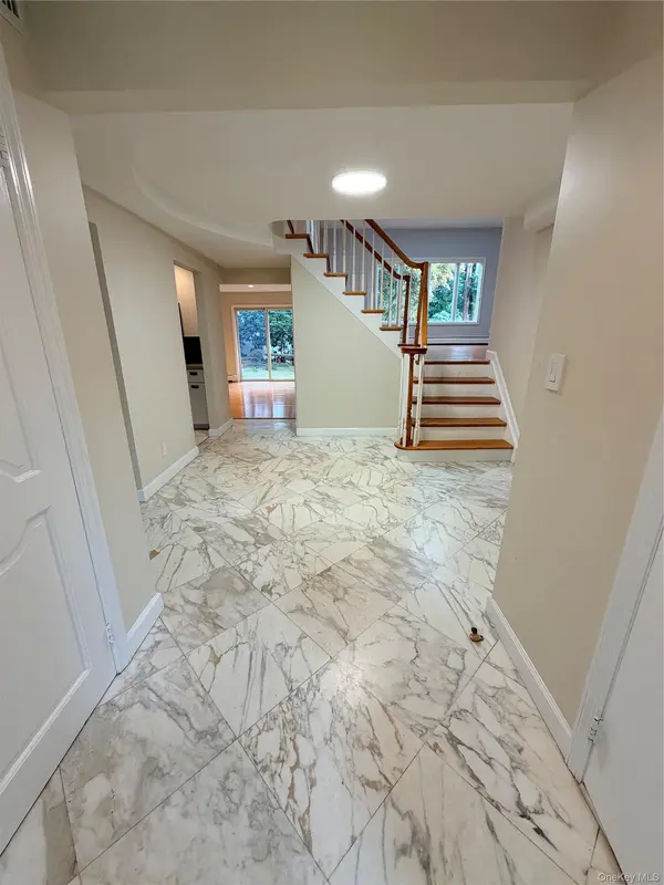8 SAGAMORE WAY, Jericho, NY 11753