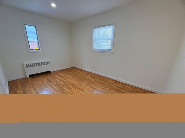 32 Garnet LN, Plainview, NY 11803