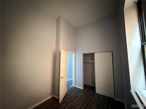 5096 Minerva AVE, St Louis, MO 63113