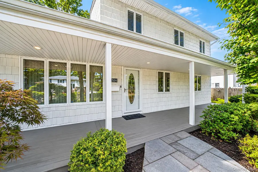 1524 N Monroe AVE, West Islip, NY 11795