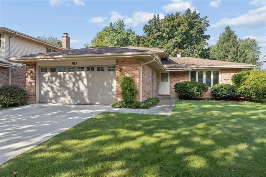 1006 Longford DR, Westmont, IL 60559