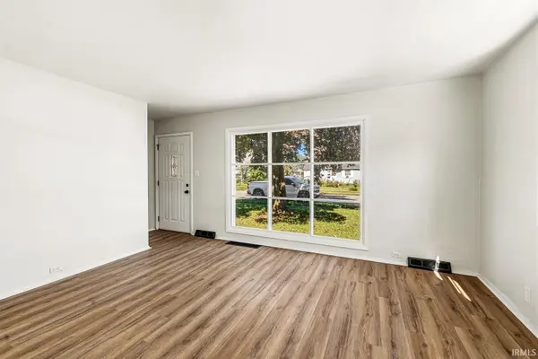 4424 Meadow LN, South Bend, IN 46619