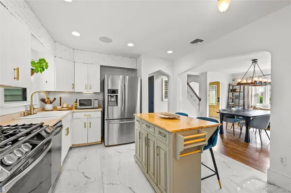 43 Foster BLVD, North Babylon, NY 11702