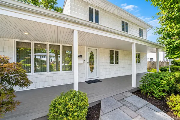 1524 N Monroe AVE, West Islip, NY 11795