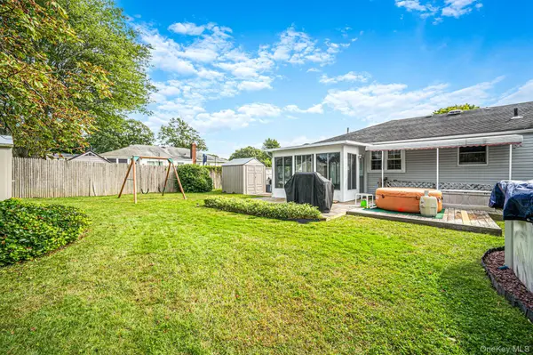 3 Gale RD, Oakdale, NY 11769