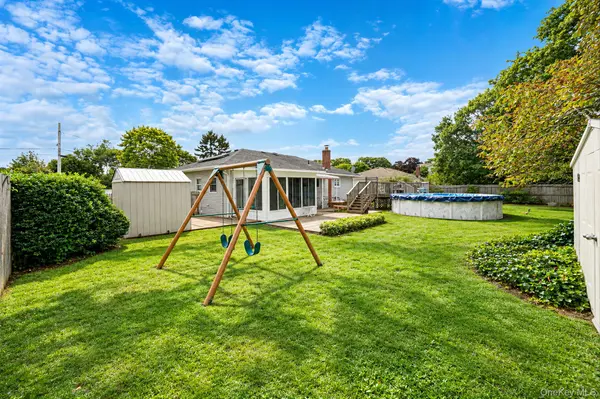 3 Gale RD, Oakdale, NY 11769