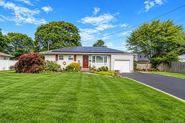 3 Gale RD, Oakdale, NY 11769