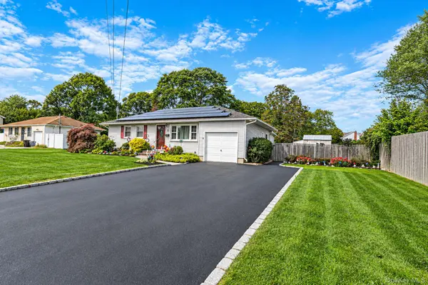 3 Gale RD, Oakdale, NY 11769