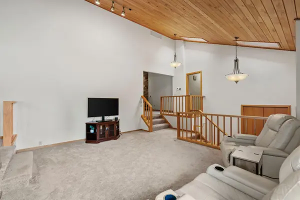 8524 Park Knoll CIR, Bloomington, MN 55438