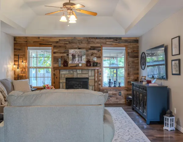 511 N Clover CT, Nixa, MO 65714