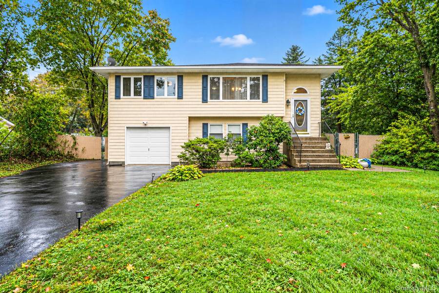 102 Robinson AVE, Medford, NY 11763