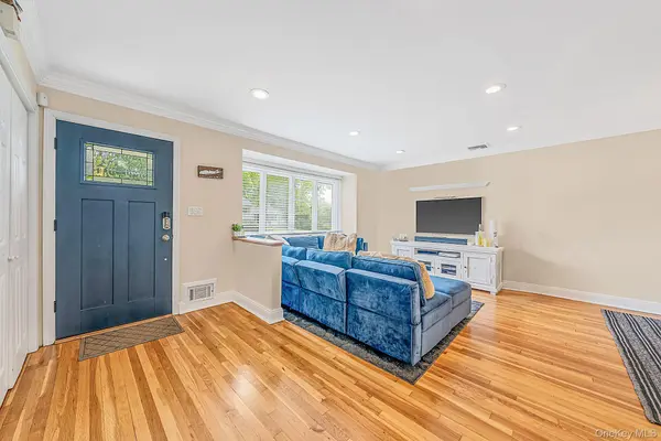 17 Marlowe PL, Greenlawn, NY 11740