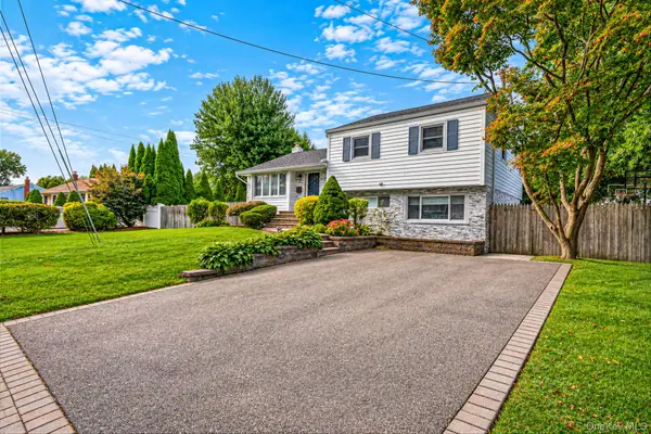 17 Marlowe PL, Greenlawn, NY 11740