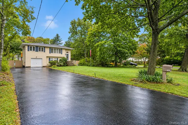 102 Robinson AVE, Medford, NY 11763