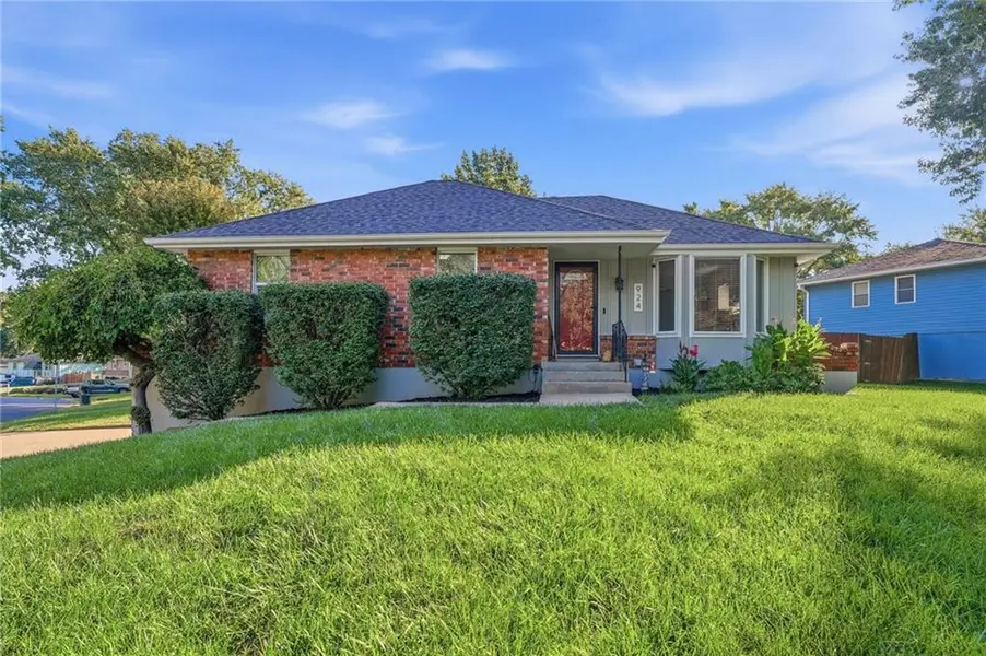 924 SW Speas DR, Blue Springs, MO 64014