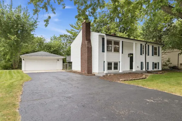 30W234 Claymore LN, Naperville, IL 60563