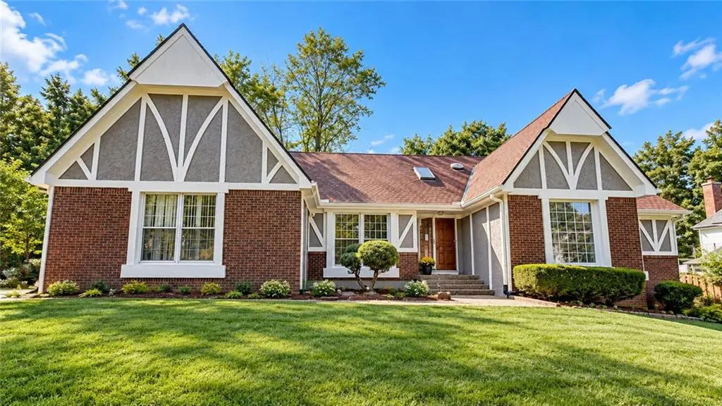 11733 W 109th CIR, Overland Park, KS 66210