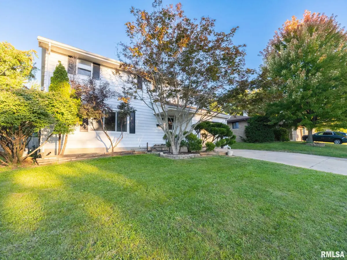 304 PARKWAY LN, Pekin, IL 61554