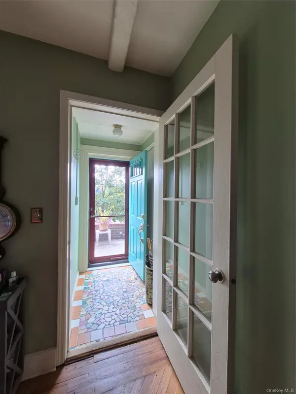 327 E Pine ST, Long Beach, NY 11561