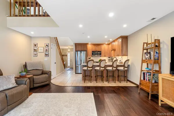75 Fox CT, Manorville, NY 11949
