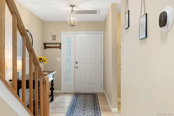75 Fox CT, Manorville, NY 11949