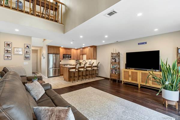 75 Fox CT, Manorville, NY 11949