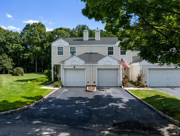 75 Fox CT, Manorville, NY 11949