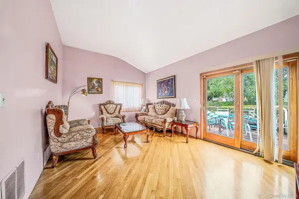 29 Sunshine LN, Amityville, NY 11701