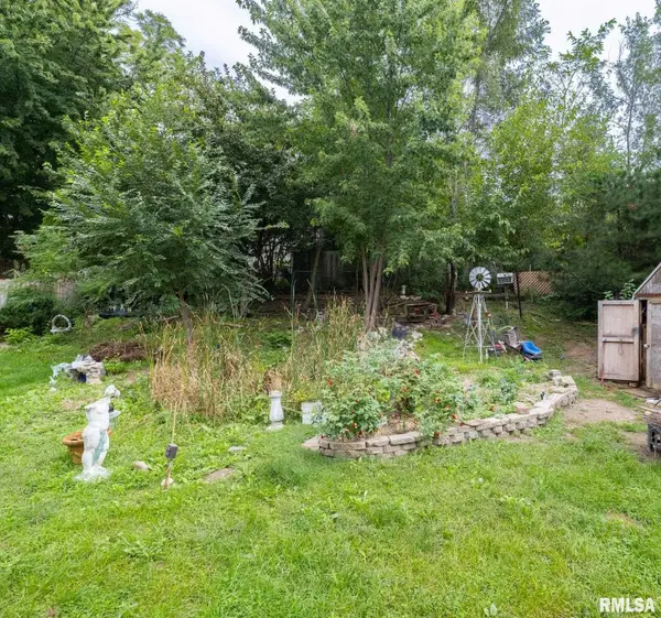 304 PARKWAY LN, Pekin, IL 61554