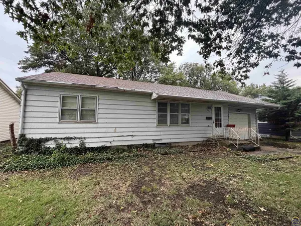 1041 Woodland St, Emporia, KS 66801