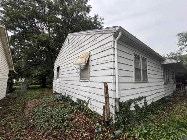 1041 Woodland St, Emporia, KS 66801