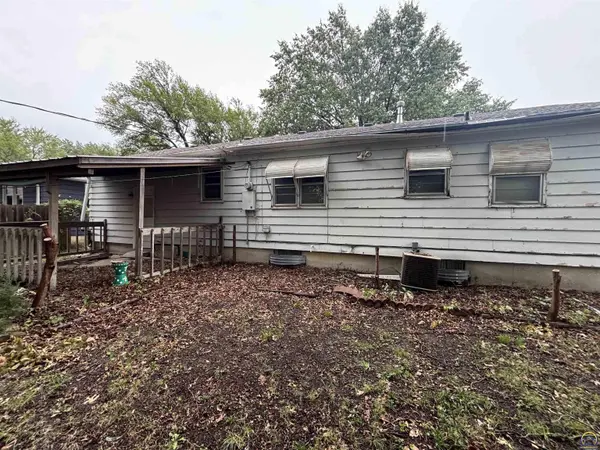 1041 Woodland St, Emporia, KS 66801