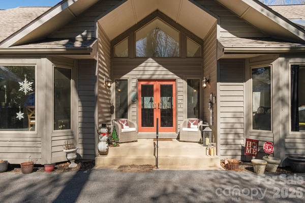 155 POPLAR LOOP DR, Flat Rock, NC 28731