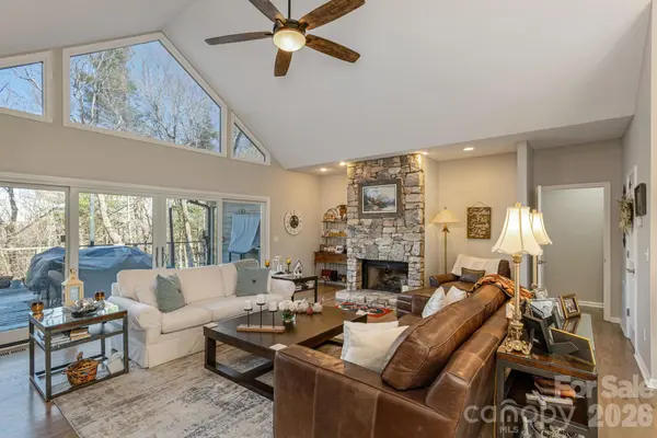 155 POPLAR LOOP DR, Flat Rock, NC 28731