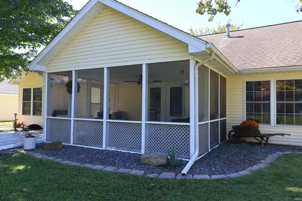 1805 Redbud CT, Huntingburg, IN 47542-9111