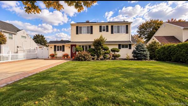 271 Twin LN, Wantagh, NY 11793