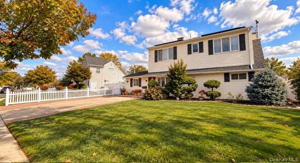 271 Twin LN, Wantagh, NY 11793
