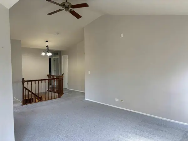 238 Green Knoll LN #238, Streamwood, IL 60107