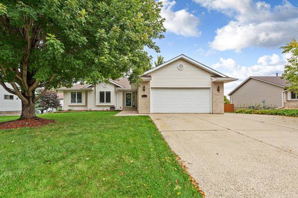 812 Lancer DR NE, Owatonna, MN 55060