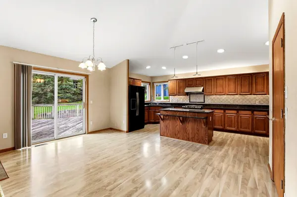 2646 Shadow LN, Chaska, MN 55318