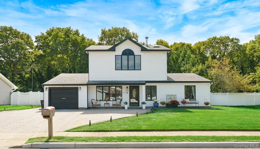 102 Inverness RD, Holbrook, NY 11741