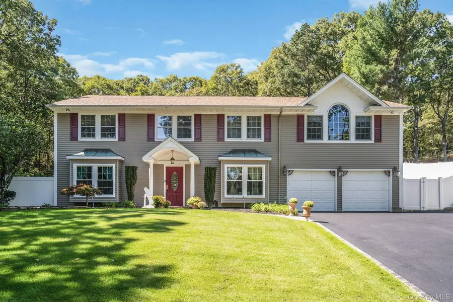 43 Stonehurst LN, Dix Hills, NY 11746