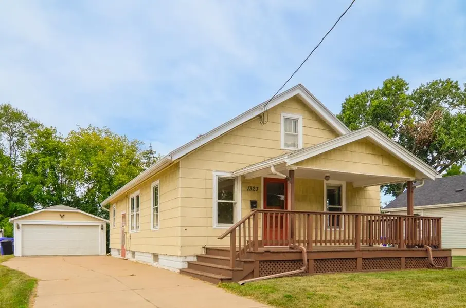 1323 N KENILWORTH AVE, Appleton, WI 54911
