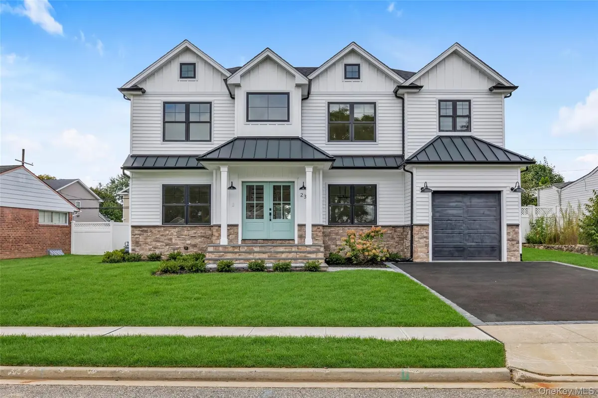 23 Garden CIR, Syosset, NY 11791