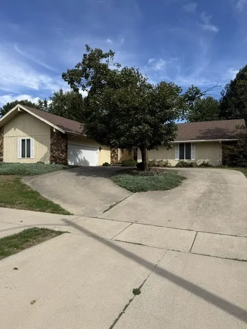 312 S Hershey RD, Bloomington, IL 61704