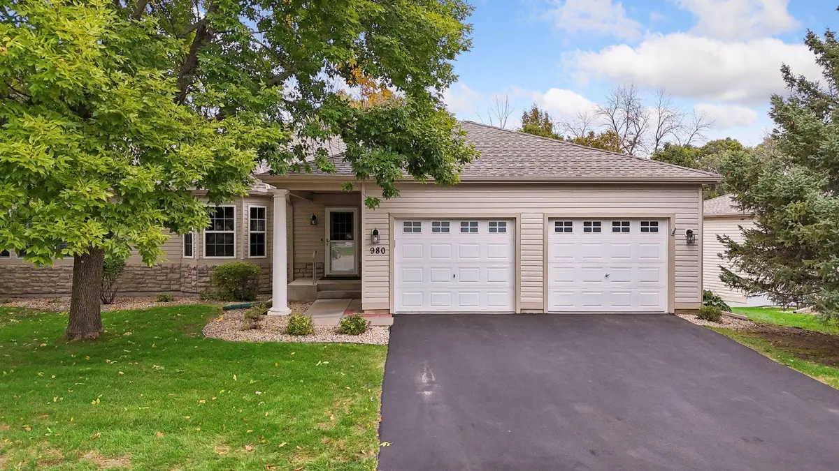 980 Carriage LN, Chaska, MN 55318