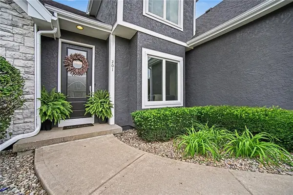 201 Surrey CT, Smithville, MO 64089