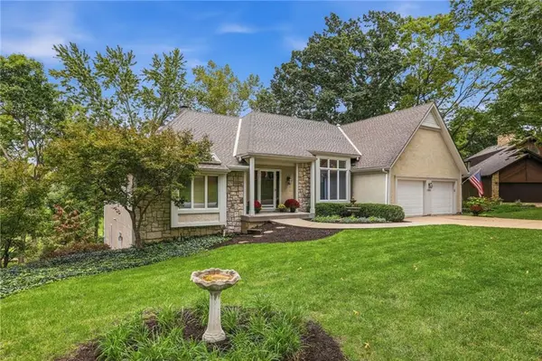 12637 Pawnee LN, Leawood, KS 66209