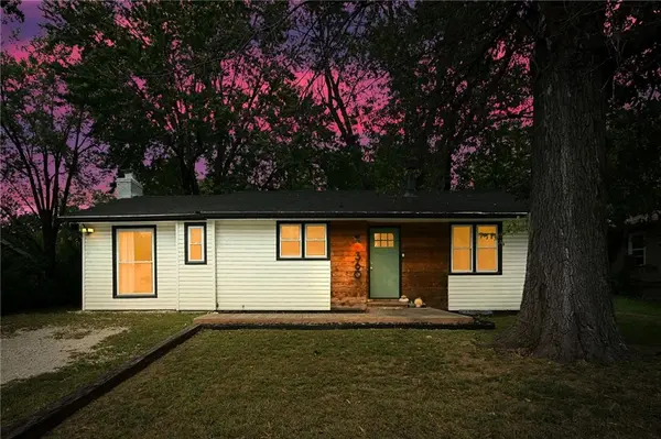 360 S Peculiar DR, Peculiar, MO 64078