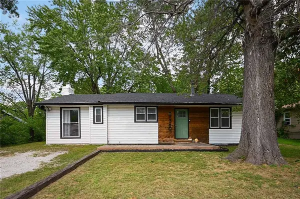 360 S Peculiar DR, Peculiar, MO 64078
